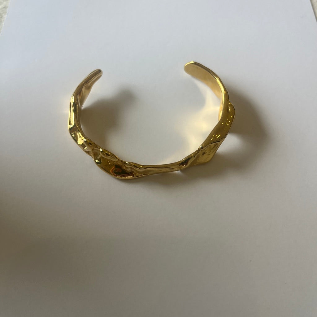 Fluid like Gold Bracelet