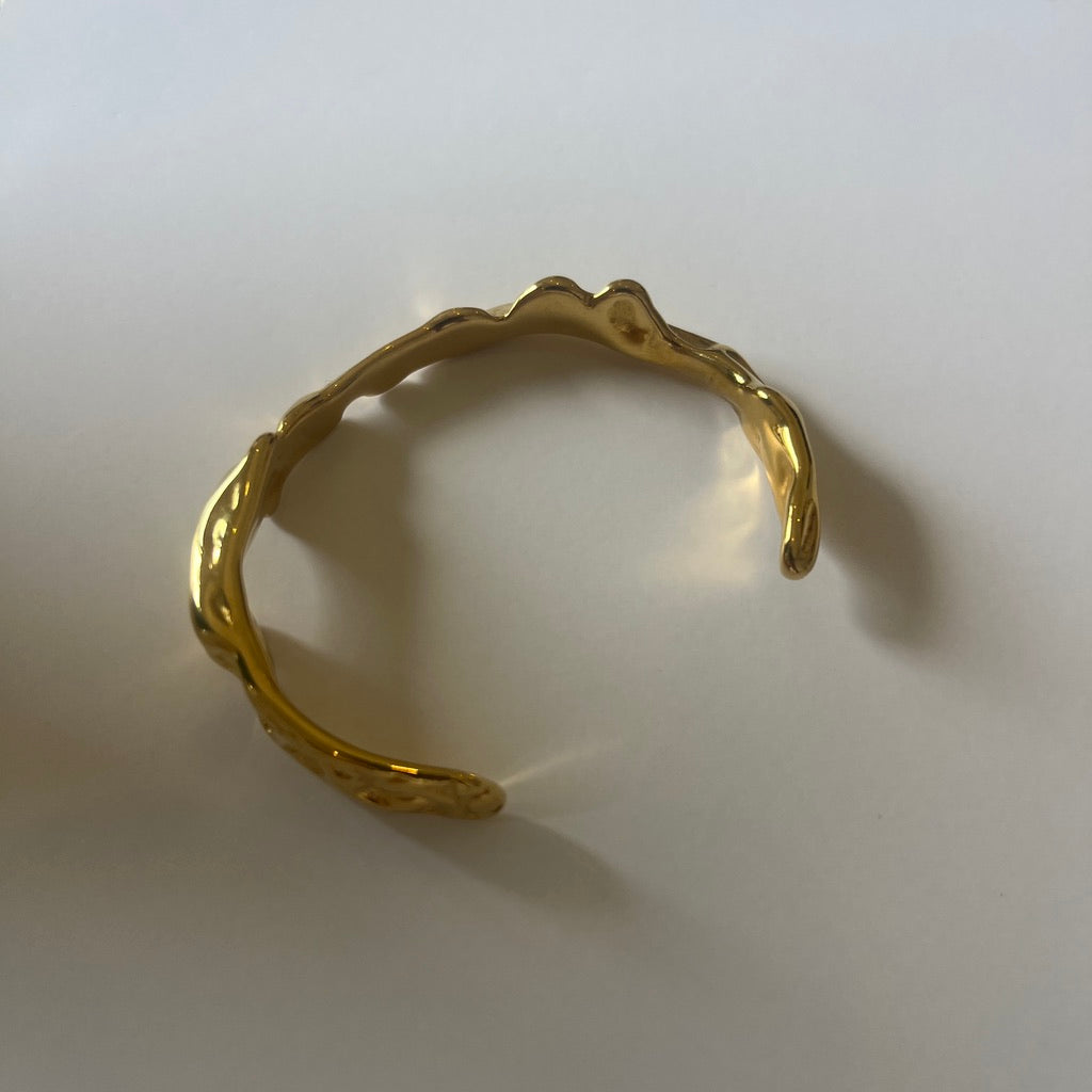 Fluid like Gold Bracelet